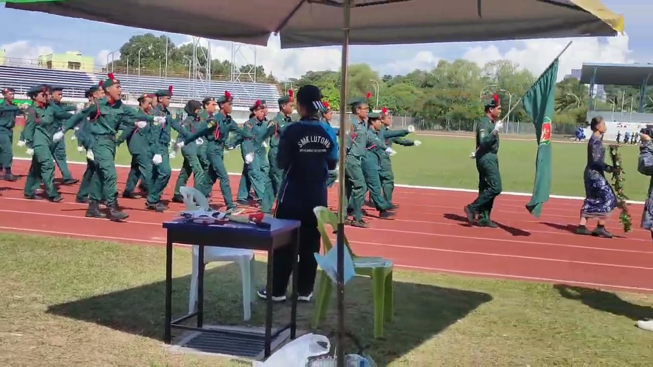 Perbarisan masuk kawad kaki badan beruniform dan rumah sukan SMK Lutong