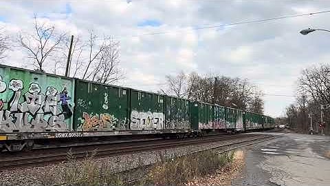 CSX 3125 ES44AH leads CSX M419 at Piscataway with a friendly crew 