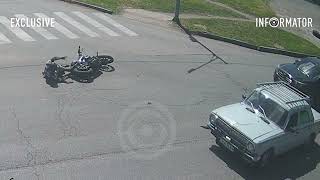 У Дніпрі на Донецькому шосе зіткнулись “Волга” і мотоцикліст відео моменту