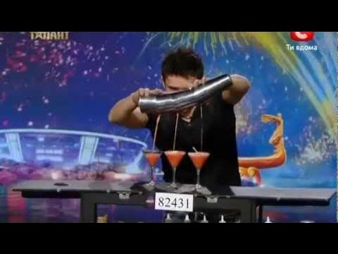 Barmen ofitsiantning suratini sikmoqda Barmen ofitsiantning suratini sikmoqda