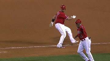 OAK@LAA: Pujols singles, advances to second on error