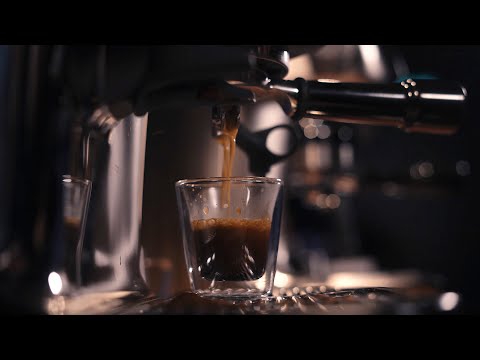 Video: Kolmekohaline Espresso Ja Habemeajaja: Lõigatud Ja Kohvi Kombinatsioon