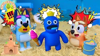 Bluey and BLUE Rainbow Friends Beach! 🌈 | Pretend Play with Bluey Toys | Rainbow Friends Toys