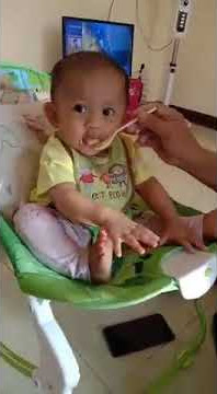 Ade Hanum lagi makan sama Ayah 😘