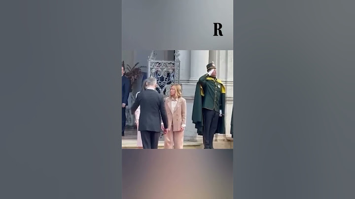 Siparietto tra i reali di SPAGNA, FILIPPO e LETIZIA, e la premier MELONI durante la foto di rito
