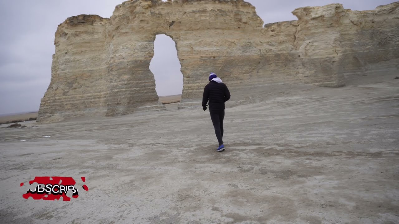Hiking the Chalk Pyramids in Kansas! 🏜️🥶