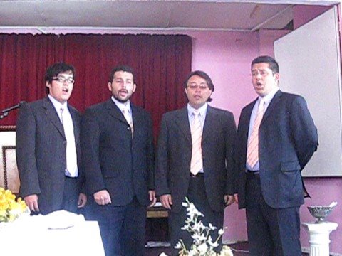 cuarteto hijos del rey cantando en la iglesia san martin, iquique.