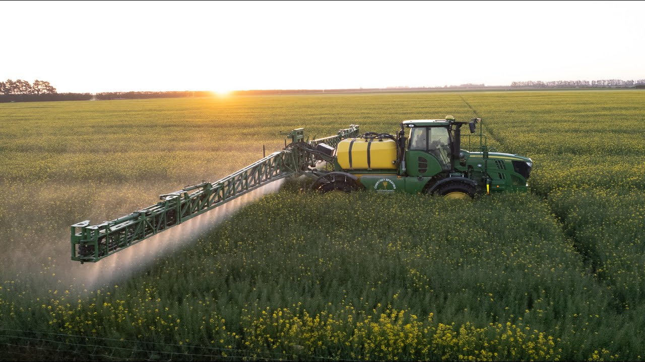 John Deere R4140i Spraying Rapeseed