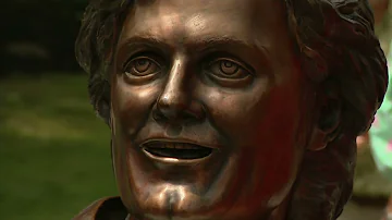 Long Island Cares unveils statue of late singer/songwriter Harry Chapin