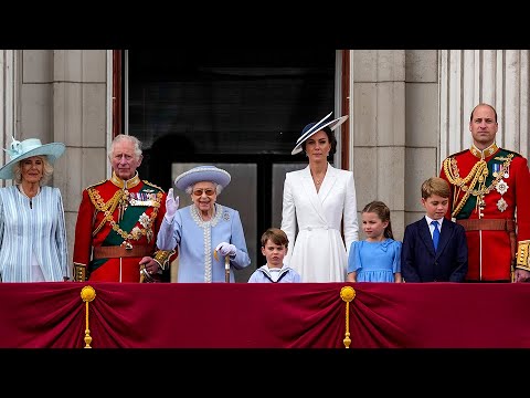 Queen Elizabeth II and the Royal Family come out on Buckingham Palace's balcony