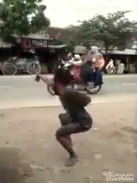 lucu abis orang gila joget di pinggir jalan