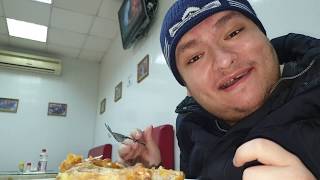 Обедаем с Денисом в кафе курицей и картошкой пюре Обедаем с Денисом в кафе курицей и картошкой пюре