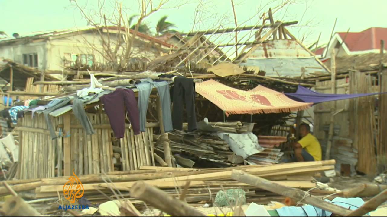 الناجون على جزيرة فلبينية صغيرة يُتركون بلا مساعدة