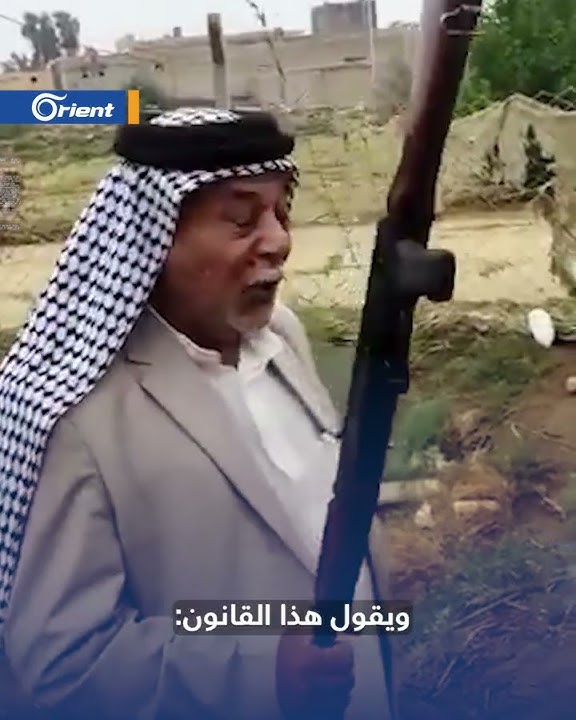 أب عراقي يحطّم بندقية ابنه لإطلاقه النار خلال حفل زفاف معرّضاً أرواح الحاضرين للخطر