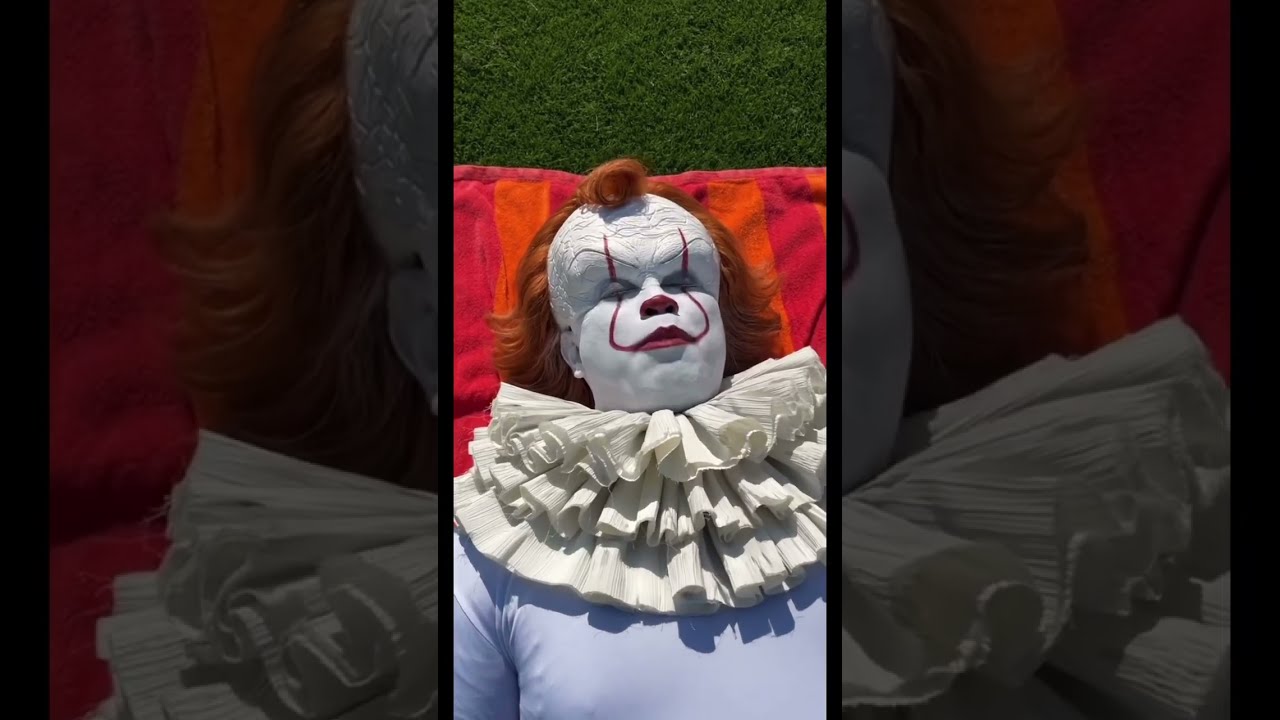 Демон-клоун наслаждается солнцем #шорты