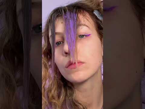 Видео: Как покрасить темные волосы в синий цвет без отбеливателя: 11 шагов (с иллюстрациями)