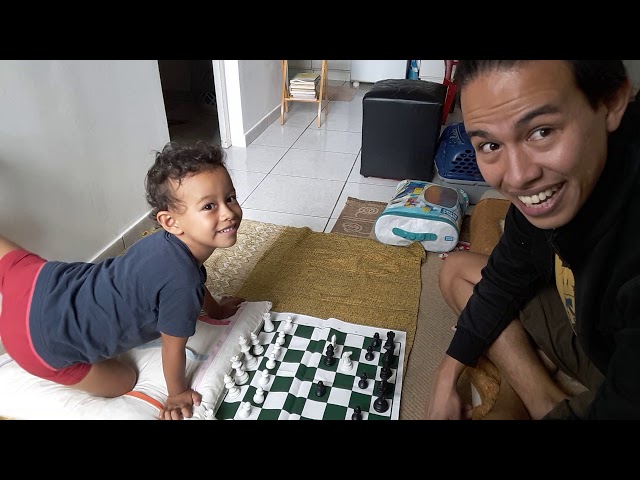 JoeFather Para Rir ou Chorar!: Como ensinar uma criança a jogar xadrez