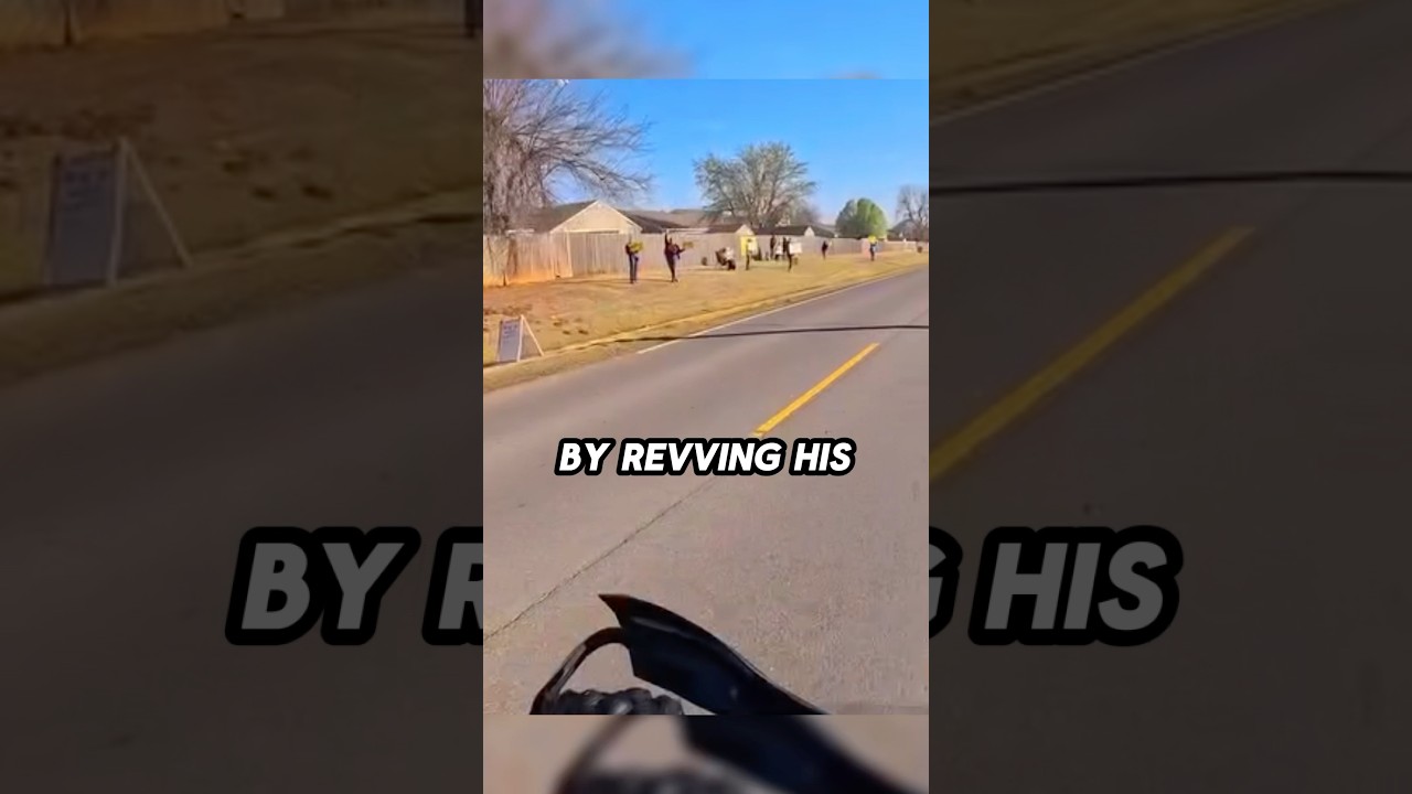 Байкер разгоняет свой мотоцикл перед протестующими @Undisclosed_Moto