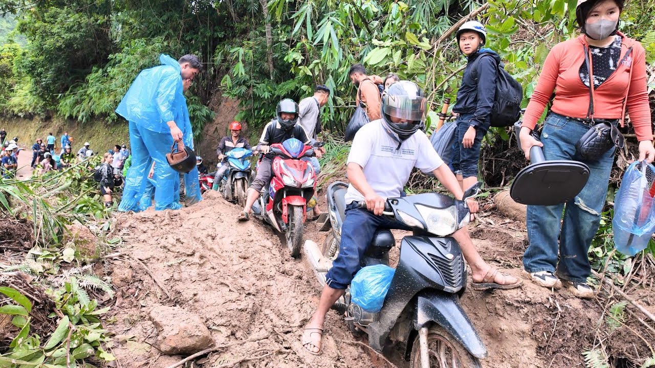 Sạt lở km22 Quốc lộ 4c Hà Giang - Đồng Văn người và xe xếp hàng dài ngoằng chờ thông tuyến.Phuc Bang