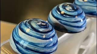 Incredible blue bonbon design with a swirl