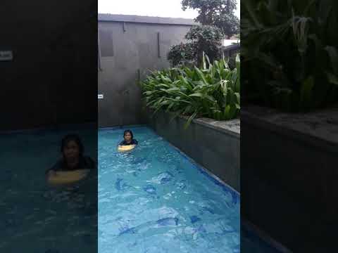 Ngajarin adek sheril berenang