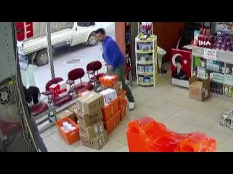 Bursa'da eczanede &ccedil;alışan kadına saldırıp eşyalarını &ccedil;ıkarmaya &ccedil;alıştı