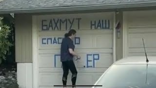 Упоротые рашисты в Америке: «Спасибо за Бахмут» - такая надпись на русском языке на гараже