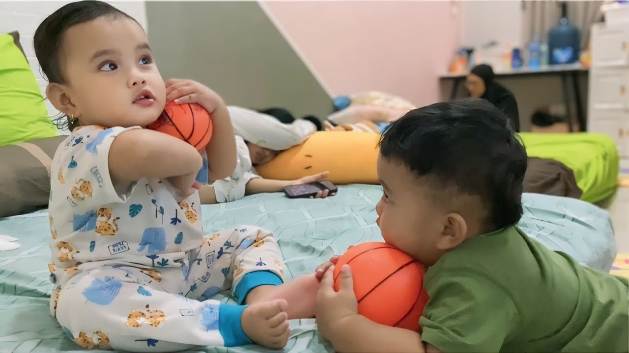 TUMBEN!!!KAK VIANO MAU BERBAGI BOLA KE ADEK😂