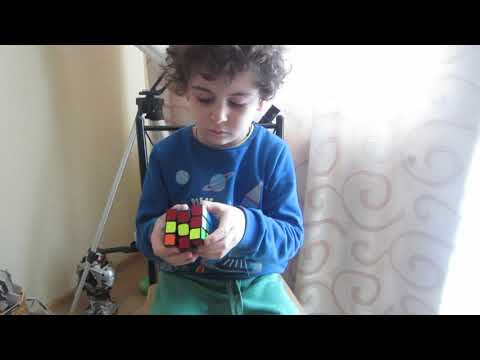 იოანე აწყობს კუბიკ რუბიკს