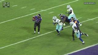 Derrick Henry bounces it to the outside for the TD