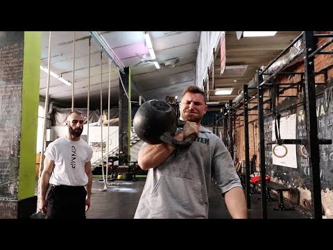 ДЕСАНТНИК ПОДНИМАЕТ ГИРЮ БОЛЬШЕ СВОЕГО ВЕСА ГОГА И ЗЕВС НА КОНТРОЛЕ