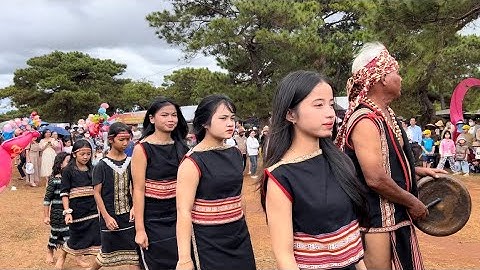 Hoà tấu nhạc cụ, hát dân ca và đánh cồng chiêng múa xoang  tại Lễ Hội Cỏ Hồng huyện Đăk Đoa 2024