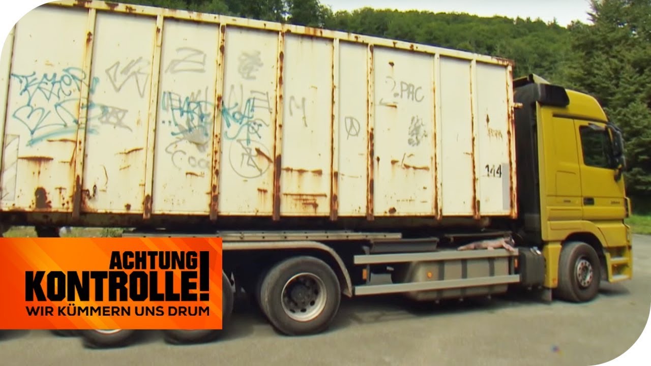 Maroder Brummi: Metallgewebe des Reifens kommt durch! | Achtung Kontrolle | kabel eins