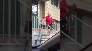 Yasli Kadin Ama Iyi Oynuyor