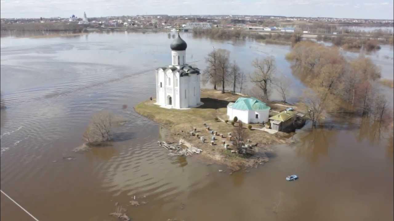 Вода затопила луга. Храм Покрова на Нерли разлив реки. Церковь Покрова на Нерли разлив рек Клязьма. Разшив Покрова на Нерли. Храм в Боголюбово на Нерли.