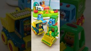 はてなボックスに入ったアンパンマンとドラえもんのゼンマイで走るはたらくくるまのおもちゃを取り出す