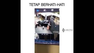 ngeri...terekam CCTV..detik-detik ibu dan anak tertimpa pintu gerbang besi. yg menewaskan si ibu..