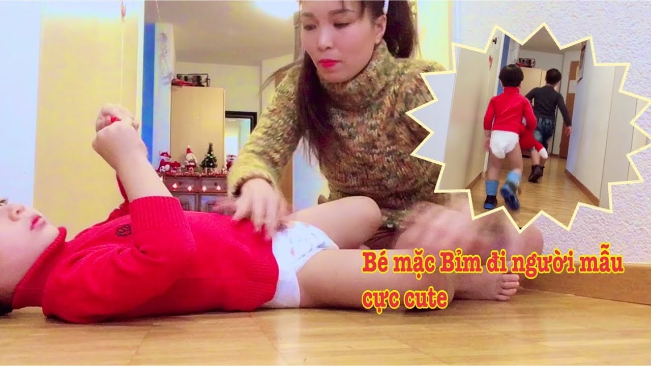 Đóng Bỉm, khi mẹ dỗ con trai 2 tuổi mặc bỉm và 2 em bé lai tâyđi catwak