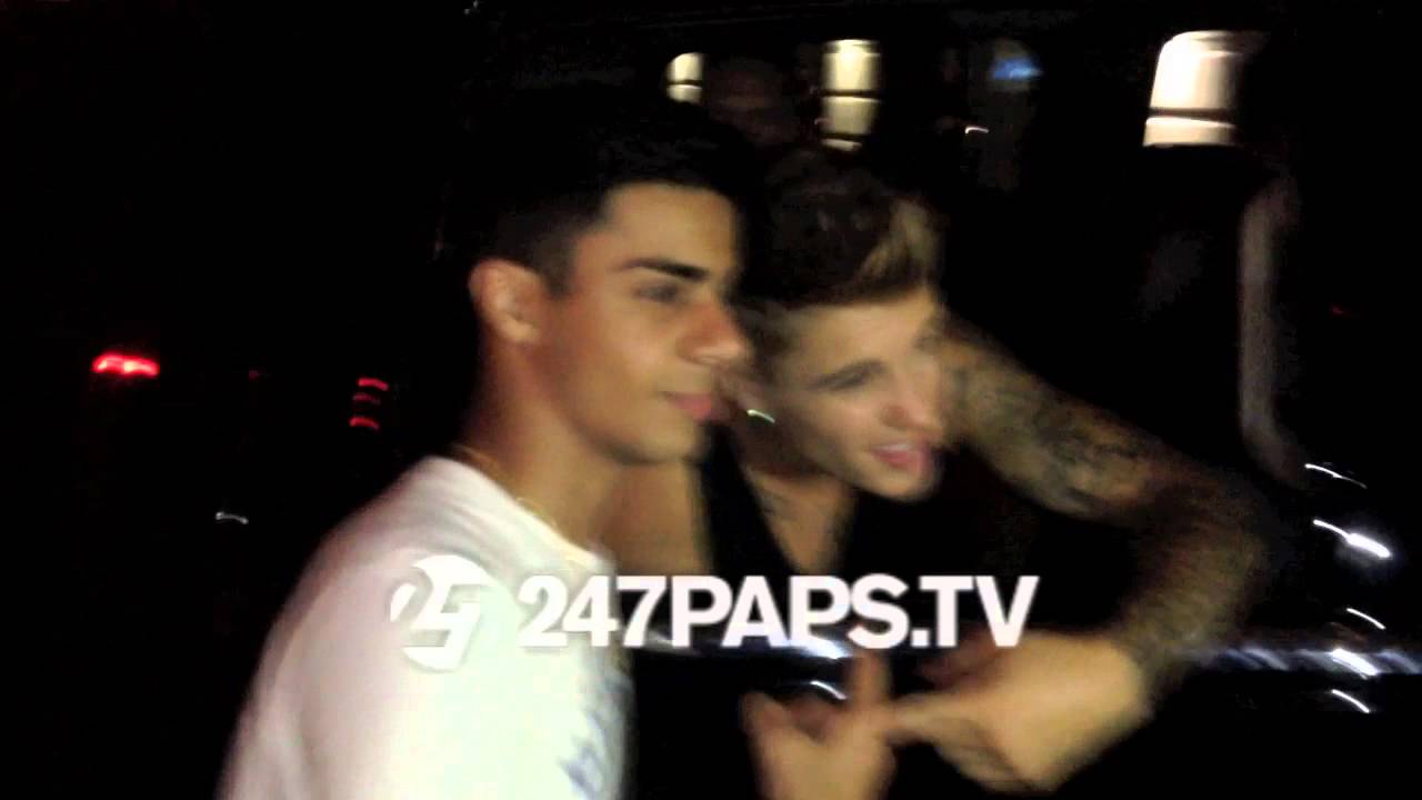(Exclusive) Justin Bieber Stops For Fans After Fashion Rocks 09-10-14