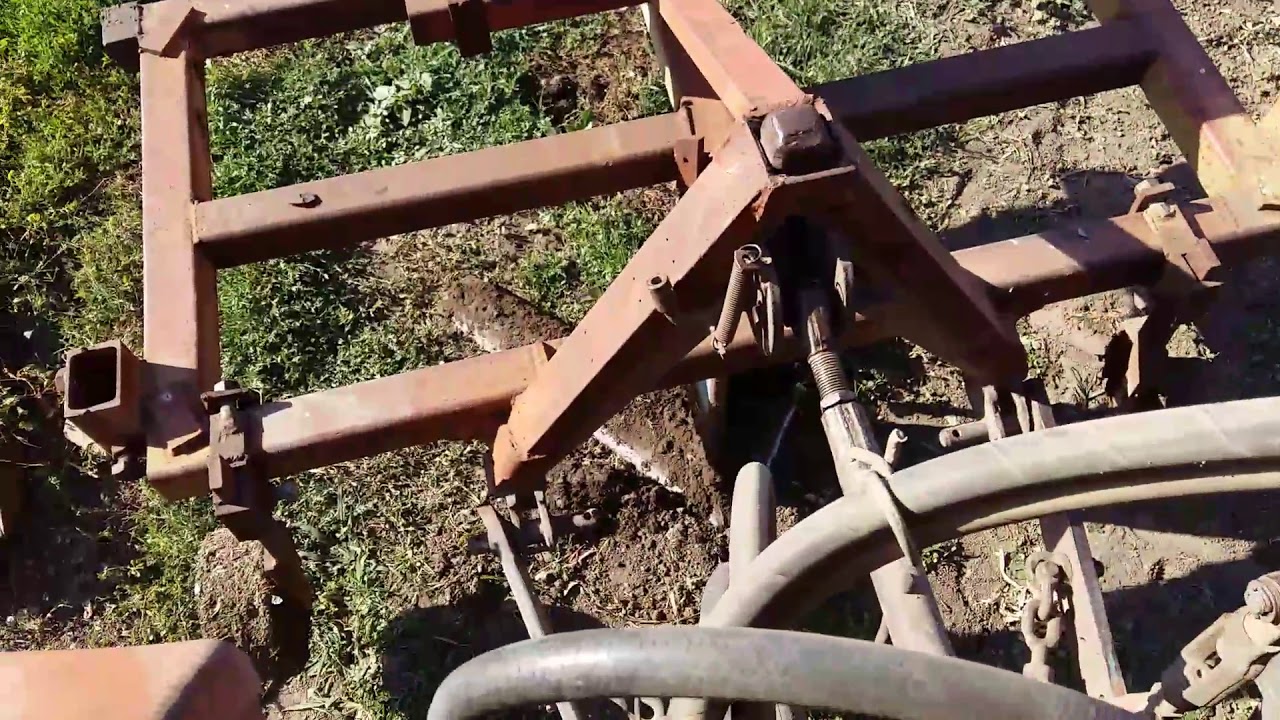 Копка чеснока трактором - YouTube