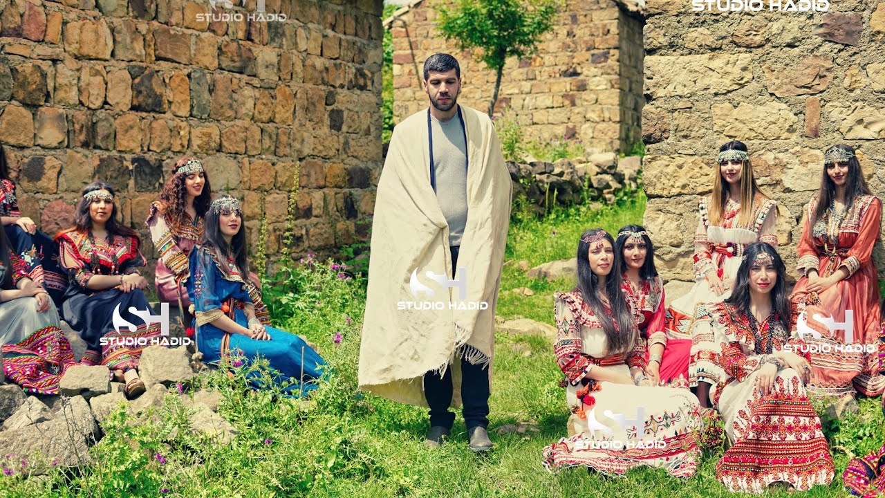 -clip les Tigzirtoises  Adrar-inu (Hommage à Idir)