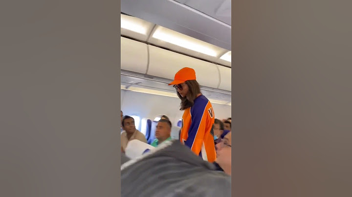 Deepika Padukone gets spotted in economy class, passengers SURPRISED 😱 | #shorts #deepikapadukone