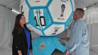 Fanático de Lionel Messi le quiere regalar un enorme balón que sirve como biografía de su carrera
