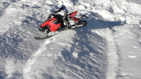 Rc snowmobile polaris rush brushless 7,4 vols on snowcross track.