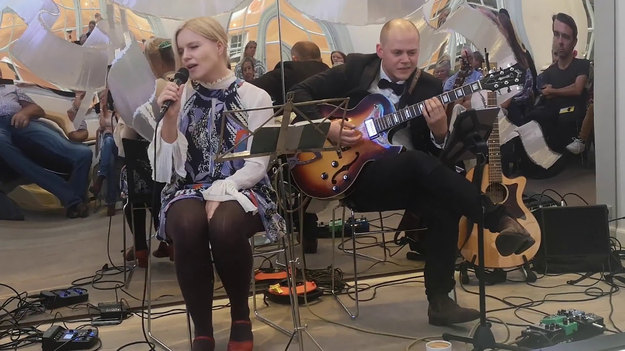 Jazzbooking.Dk Præsenterer: April in Paris Duo