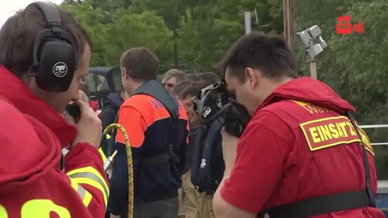 Yacht versinkt im Hafen – Aufwendige Bergung mit Kranschiff