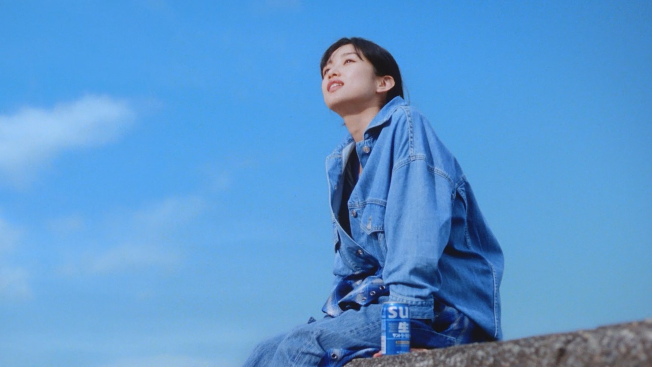 河合優実が「上を向いて歩こう」を生歌唱「撮影中は楽しく歌っていました」　サントリー生ビール新TVCM「はじまりの青」篇