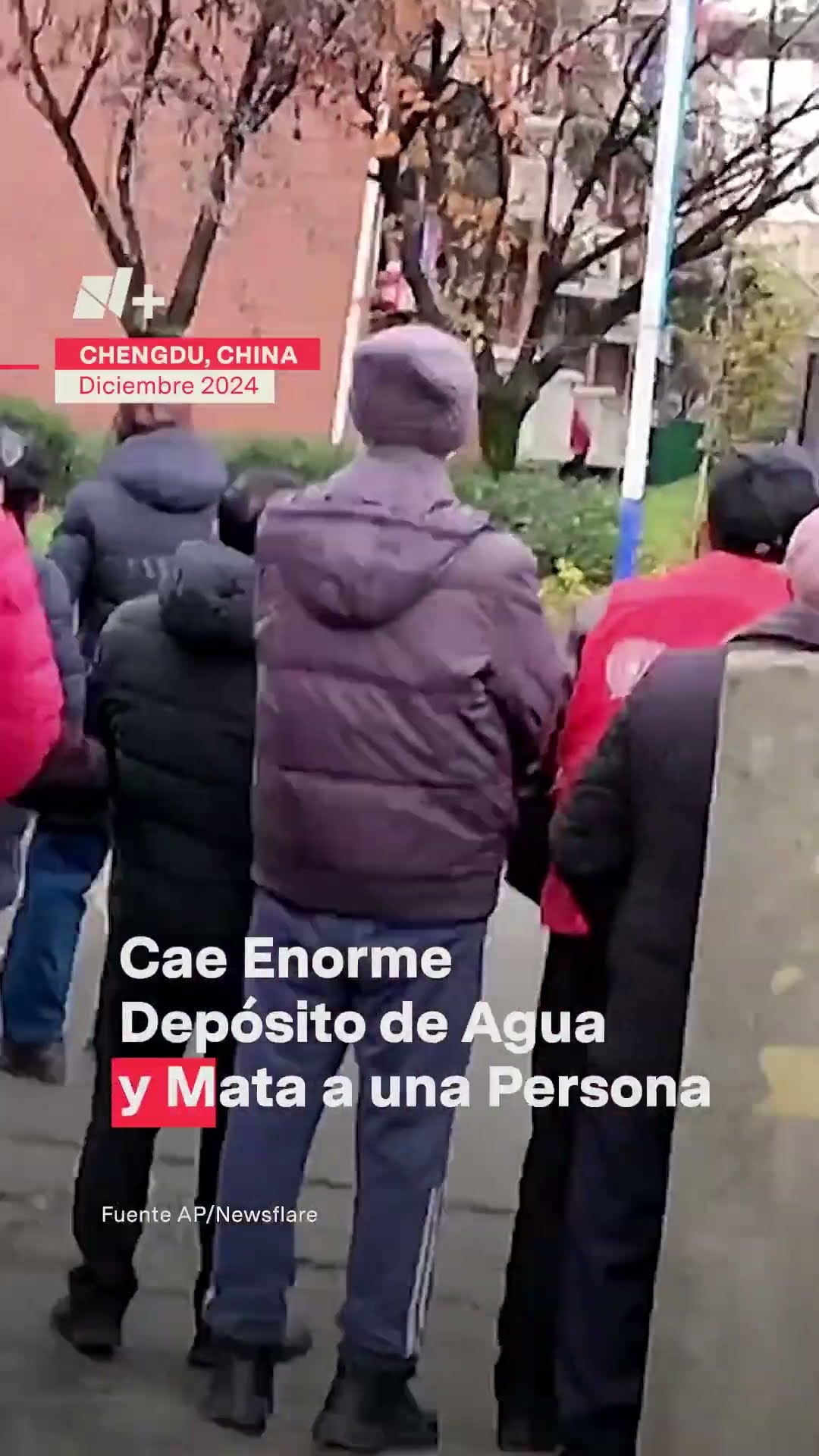 Cae enorme depósito de agua y mata a una persona - N+ #Shorts
