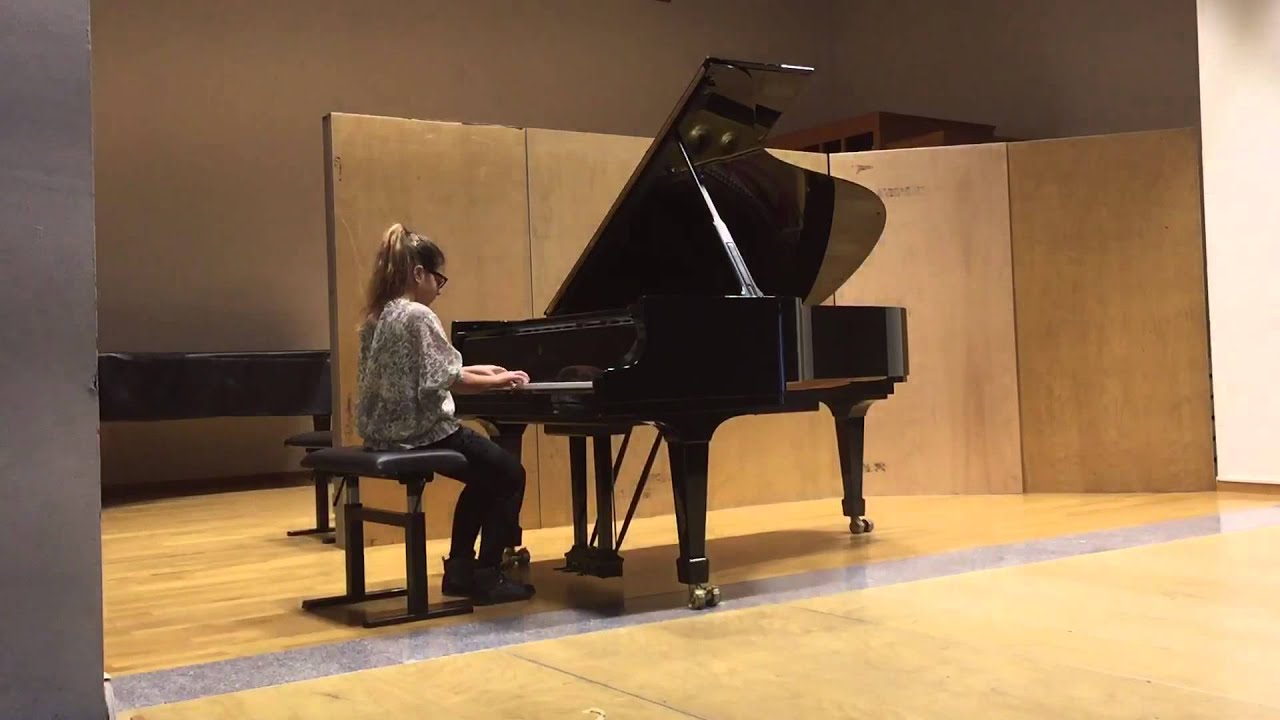 Bambina Suona il Pianoforte. Bambini al Pianoforte (Children Playing