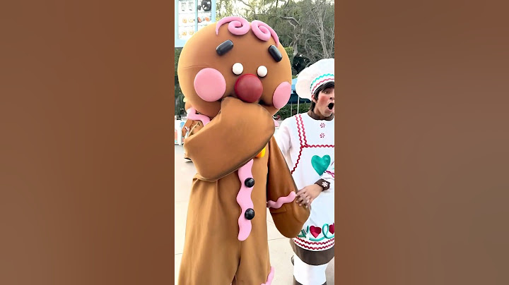 She ate a gingerbread cookie in front of the Gingerbread Man at Disney 😂 #shorts #disney